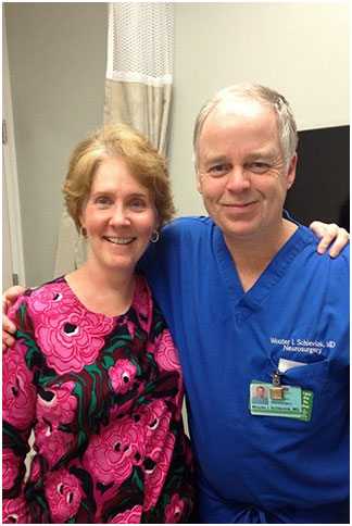 約翰遜(左)，她將康復(fù)歸功于Wouter Schievink博士