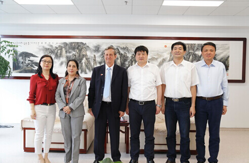 古巴駐華大使與安徽二院留影紀(jì)念